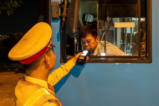 CSGT Hà Nội "theo dấu" ma men, 30 phút xử lý 10 vi phạm