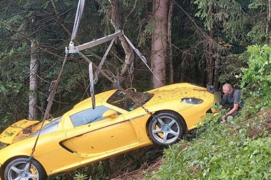 Siêu xe Porsche Carrera GT lao xuống vực, 2 người may mắn thoát nạn
