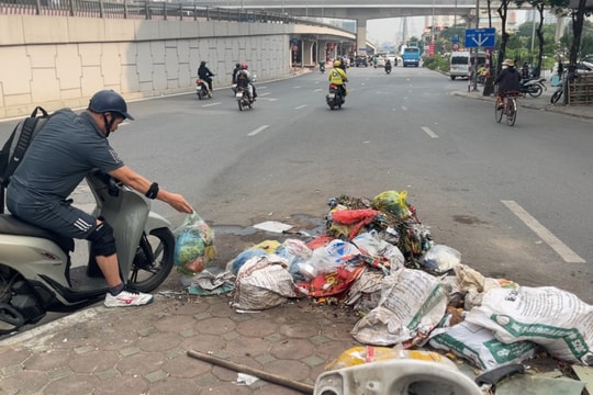 Ngổn ngang rác thải giữa Thủ đô: Bao giờ mới chấm dứt thói quen vứt rác tùy tiện?