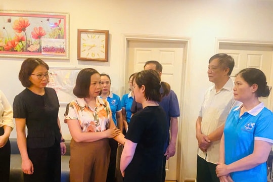 Kịp thời thăm hỏi, hỗ trợ gia đình các nạn nhân vụ tai nạn nghiêm trọng ở Dương Nội