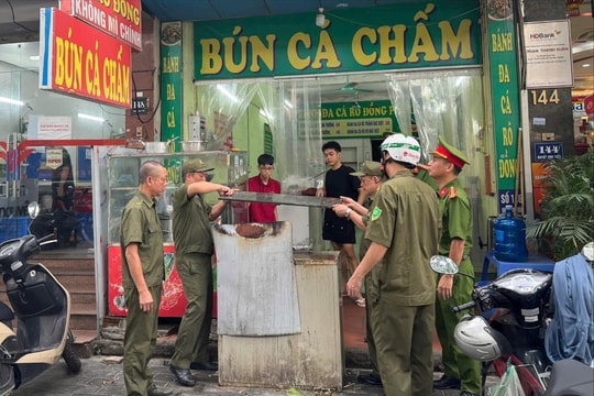 Phường Thanh Xuân ra quân lập lại trật tự đô thị sau phản ánh của Báo Hànộimới