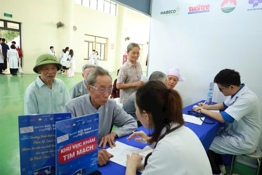 Hà Nội: Xã đảo Minh Châu tổ chức khám sức khỏe toàn dân