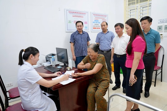 Sơn Tây: Khám sức khỏe, tặng quà đối tượng chính sách, người có công
