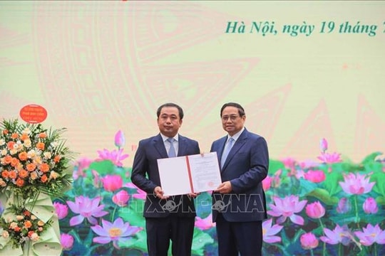 Thủ tướng trao Quyết định giao Quyền Bộ trưởng Bộ Nông nghiệp và Môi trường