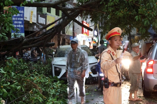 Công an Hà Nội kịp thời hỗ trợ người dân trong thời tiết bất lợi