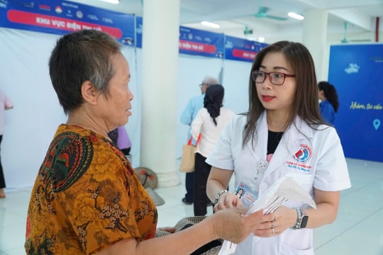 Khám bệnh, phát thuốc: Lan tỏa yêu thương ở xã đảo Minh Châu