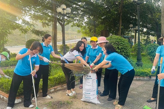 Phụ nữ phường Việt Hưng ra quân tổng vệ sinh môi trường