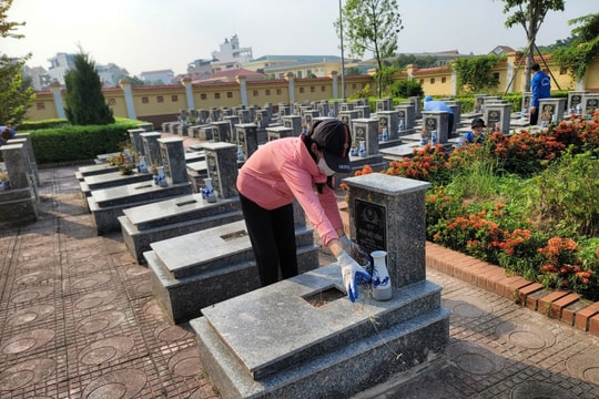 Nhân dân xã Hồng Vân dọn dẹp nghĩa trang, tri ân liệt sĩ