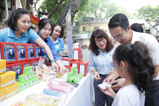 Đổi quà lấy rác tái chế ở phường Hoàn Kiếm