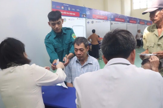 Toàn dân xã đảo Minh Châu được khám sức khỏe miễn phí