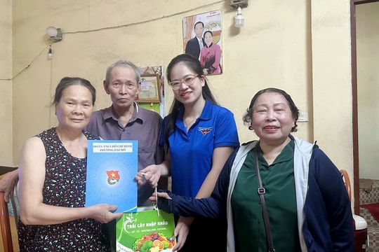 Đoàn Thanh niên phường Đại Mỗ thăm hỏi cựu thanh niên xung phong tiêu biểu