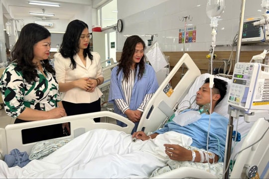 Lãnh đạo phường Tương Mai thăm hỏi chiến sĩ bị thương khi chữa cháy ở kho xưởng