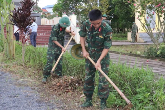 Xã Kiều Phú: Hơn 200 cán bộ, chiến sĩ cùng người dân tổng vệ sinh, trồng cây xanh