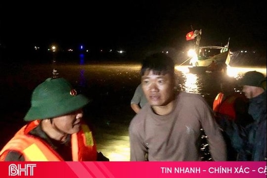 Vật lộn với sóng dữ, đưa 34 người trên tàu chìm ở biển Thiên Cầm vào bờ an toàn