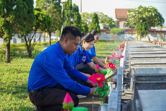 Tuổi trẻ Đà Nẵng dâng ngàn đóa hoa tri ân các anh hùng liệt sĩ