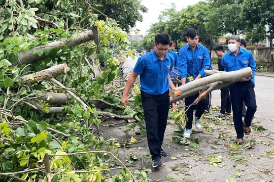 Nông dân, thanh niên xã Gia Lâm tham gia tổng vệ sinh môi trường