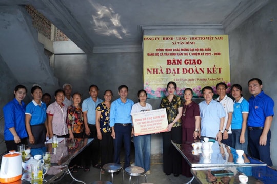 Mặt trận Tổ quốc Việt Nam xã Vân Đình trao tặng "Nhà đại đoàn kết" năm 2025