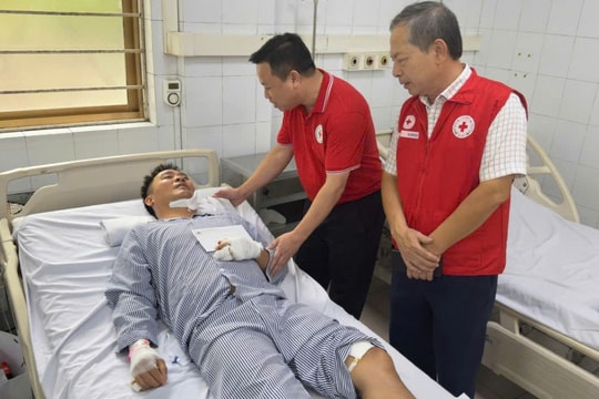 Kịp thời thăm hỏi, chia sẻ với gia đình các nạn nhân vụ lật tàu du lịch tại Quảng Ninh