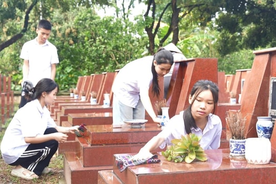 MTTQ xã Dương Hòa ra quân làm đẹp nghĩa trang liệt sĩ