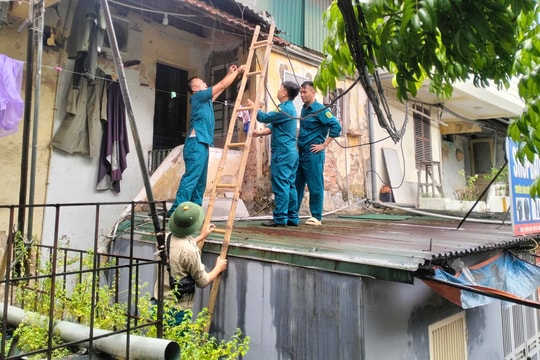 Phường Tương Mai hỗ trợ người dân ứng phó với bão số 3