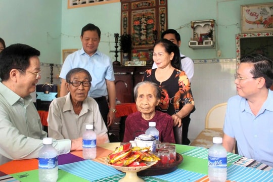 Phó Thủ tướng Chính phủ Mai Văn Chính thăm gia đình chính sách tại Tây Ninh
