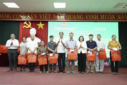 Tặng quà tri ân gia đình chính sách tại xã Thường Tín