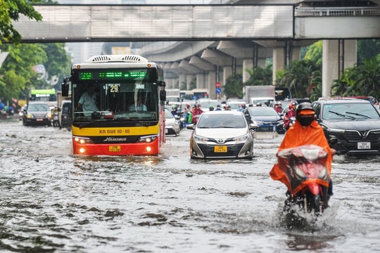 Tài xế cần lưu ý gì khi lái xe ôtô dưới thời tiết mưa lớn, giông bão?