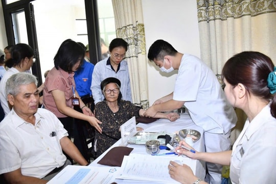 Phường Tây Tựu Hơn 150 người có công được khám, tư vấn sức khỏe, cấp phát thuốc