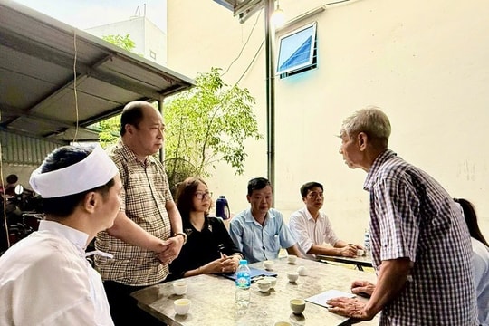 Lãnh đạo xã Đại Thanh động viên gia đình nạn nhân vụ lật tàu