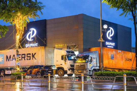 Showroom ô tô chống bão Wipha: Chi hàng chục triệu, túc trực 24/7