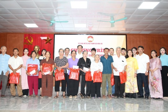 Hoà Xá: Tặng quà tri ân các gia đình thân nhân liệt sĩ