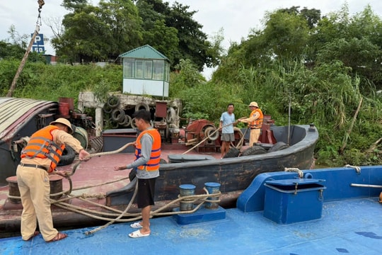 Hỗ trợ dân tại các bến đò chống bão theo phương châm “4 tại chỗ”