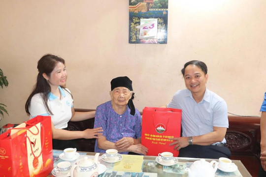 ​  Bí thư Đảng uỷ, Chủ tịch HĐND xã Bất Bạt thăm, tặng quà Mẹ Việt Nam Anh hùng