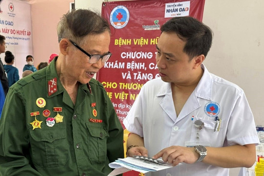Bệnh viện Hữu Nghị khám, cấp phát thuốc miễn phí cho 300 đối tượng chính sách tại Lào Cai
