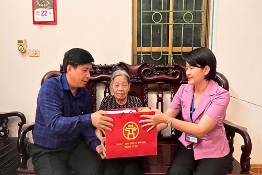 Phường Tây Tựu tặng quà người có công với cách mạng