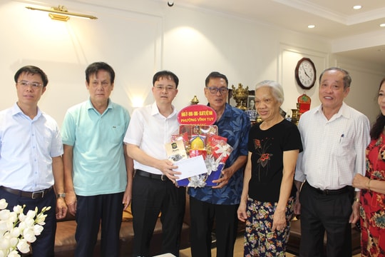 Phường Vĩnh Tuy: Tặng quà người có công, gia đình chính sách