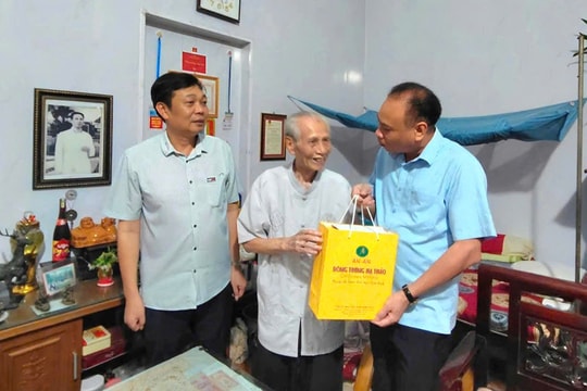 Lãnh đạo xã Đan Phượng thăm, tặng quà người có công, gia đình chính sách