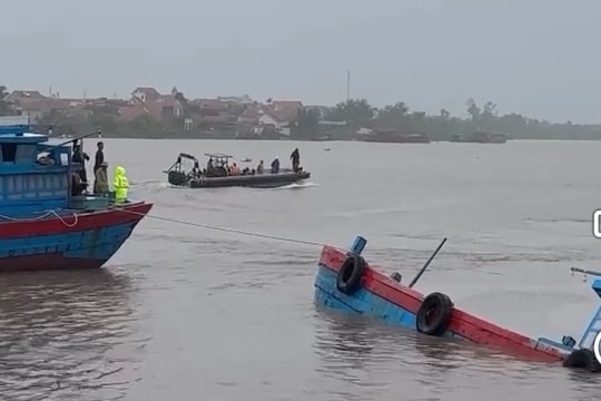 Kịp thời cứu 9 thuyền viên bị lật tàu ở Quảng Ninh