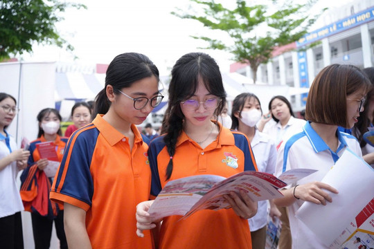 Bộ GD&ĐT công bố đối sánh phổ điểm một số tổ hợp thi tốt nghiệp và học bạ
