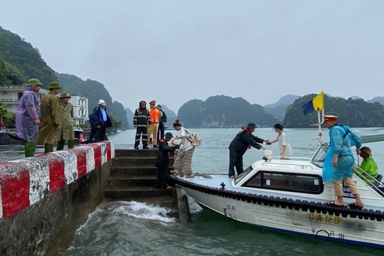 Bão cách Hải Phòng 70km, mưa rất lớn ở nhiều khu vực