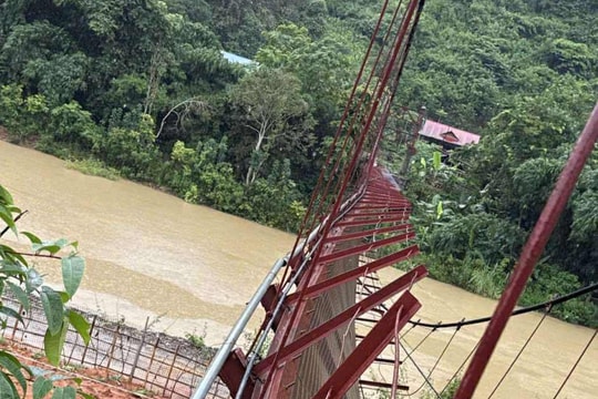 Điện Biên: Mưa bão khiến một cầu treo bị đứt cáp, nghiêng đổ