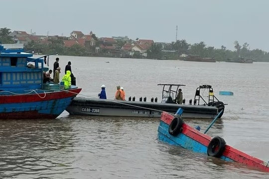 Quảng Ninh: Kịp cứu 9 người trên chiếc thuyền bị lật do gió bão