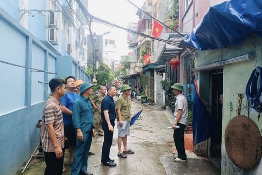 Phường Phúc Lợi (Hà Nội) Cứu trợ hộ dân bị tốc mái do ảnh hưởng bão số 3