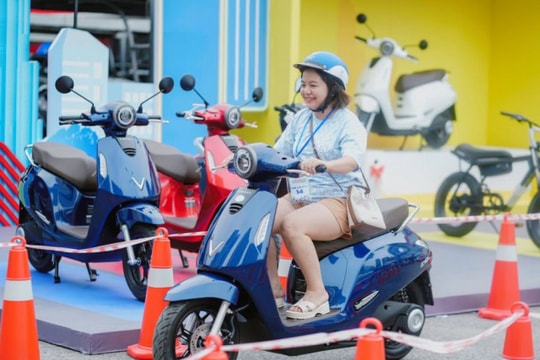 Người dân Hà Nội chốt bán xe xăng, mua xe điện trong “phút mốt”