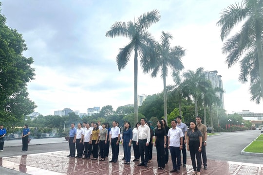 Phường Cầu Giấy: Dâng hương tri ân các Anh hùng liệt sĩ tại Nghĩa trang Mai Dịch