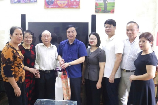 Phường Tây Mỗ: Thăm, tặng quà các gia đình chính sách tiêu biểu