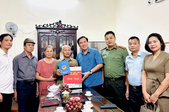 Lãnh đạo phường Xuân Đỉnh thăm và tặng quà người có công, gia đình chính sách