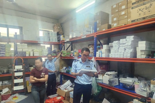 Hà Nội: Phát hiện và tạm giữ lượng lớn đồ gia dụng không rõ nguồn gốc