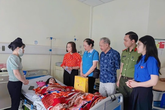 Ủy ban MTTQ phường Dương Nội thăm hỏi, tặng quà cháu nhỏ bị thương do mưa giông 