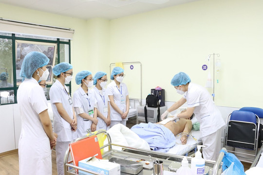 Điểm sàn nhóm ngành sức khỏe có cấp chứng chỉ hành nghề trình độ đại học năm 2025 thấp nhất 17 điểm